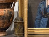 un tableau représentant une femme en robe bleue à côté d'un vase