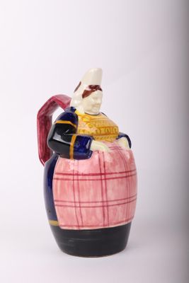 une figurine d'un homme assis sur un tonneau
