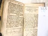un vieux livre écrit posé sur une table