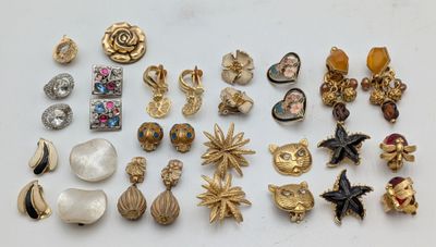 de nombreux types de broches et de boucles d'oreilles sur la table