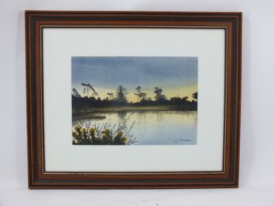 un tableau représentant un lac avec des arbres en arrière-plan