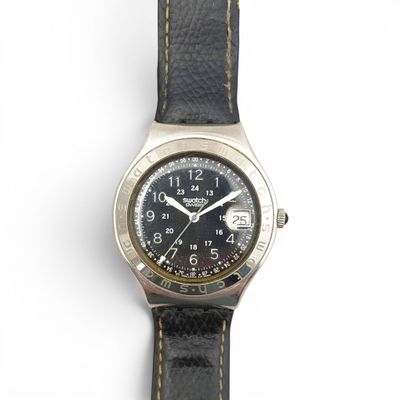 gros plan d'une montre-bracelet sur une surface blanche