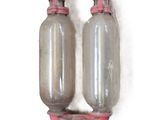 deux bouteilles d'eau reliées à un tuyau