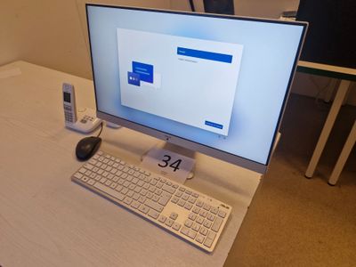 un ordinateur de bureau posé sur une table avec un clavier et une souris