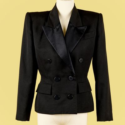 une veste noire sur un mannequin, un mannequin, un mannequin, un mannequin, un mannequin, un mannequin, un mannequin, un mannequin, un mannequin, un mannequin, un mannequin