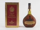une image représentant une bouteille d'alcool à côté d'un carton de vin
