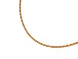 gros plan d'un collier en or sur fond blanc