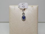 un gros plan d'un collier orné d'une pierre bleue