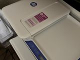 une imprimante posée sur une table
