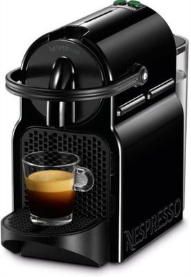 une machine à café noire avec une tasse de café devant elle