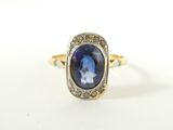 Gros plan sur une bague contenant une pierre bleue