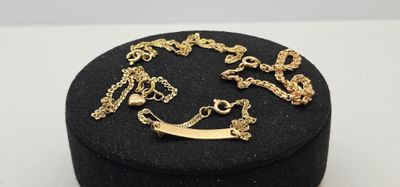 un gros plan sur une boîte sur laquelle est posé un collier