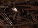 un tas de vieux outils posé sur une table