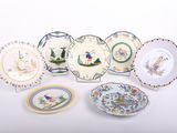 de nombreuses assiettes ornées de motifs variés sur un fond blanc