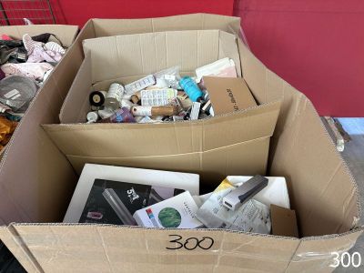 une boîte en carton remplie d'objets hétéroclites sur une table