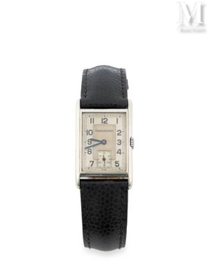 une image de montre sur fond blanc