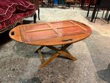 une table sur laquelle est posé un plateau en bois