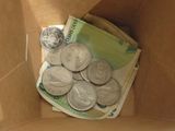 une boîte remplie de pièces et de billets