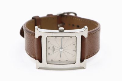 une image d'un gros plan d'une montre-bracelet sur un fond blanc