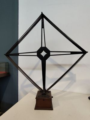 une sculpture en métal posée sur une table dans une pièce