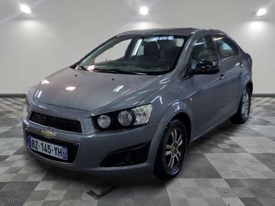 La Chevrolet Aveo est garée sur un sol carrelé à damier.