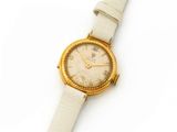 Image d'une montre-bracelet de femme sur fond blanc