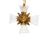 un gros plan d'une croix surmontée d'une croix en or