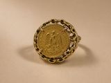 une bague en or avec une pièce au milieu