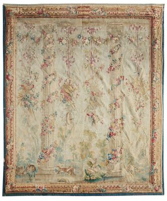 un tapis ancien avec un motif floral sur fond blanc