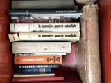 de nombreux livres empilés les uns sur les autres dans une boîte rouge