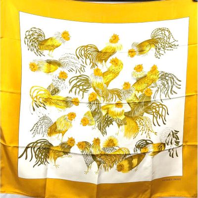 une image représentant une écharpe jaune et blanche ornée d'un bouquet de fleurs jaunes