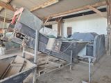 un tas de bric-à-brac dans un entrepôt, avec une machine au milieu