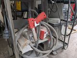 un tuyau raccordé à une machine dans un garage
