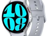 un gros plan d'une montre connectée au poignet d'une personne habillée en blanc