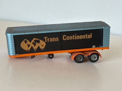 un camion jouet posé sur une table