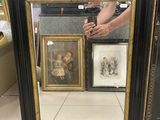 une photo d'une personne tenant une photo devant un miroir