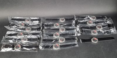 Plusieurs types de couteaux sont emballés dans des sachets en plastique sur une table