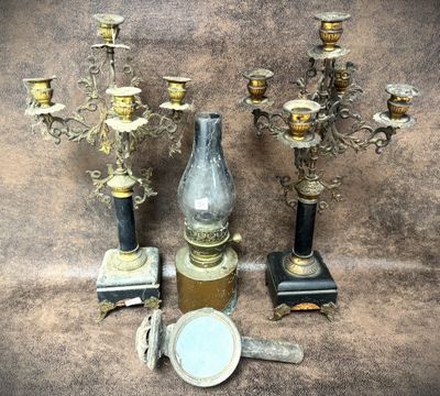 un grand nombre d'objets anciens posés sur une table