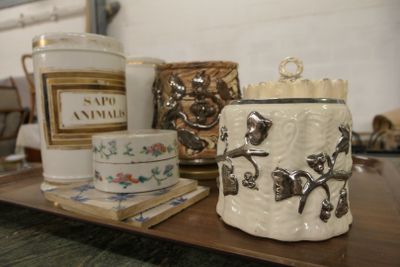 une table sur laquelle sont posées plusieurs tasses à café et mugs