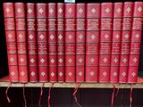 beaucoup de livres rouges sur une étagère dans un magasin