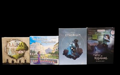 Plusieurs livres sont alignés sur un fond noir