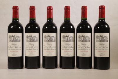 six bouteilles de vin rouge alignées sur une table