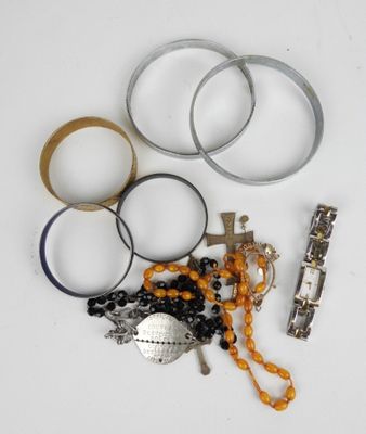 de nombreux bracelets et bagues sur un fond blanc