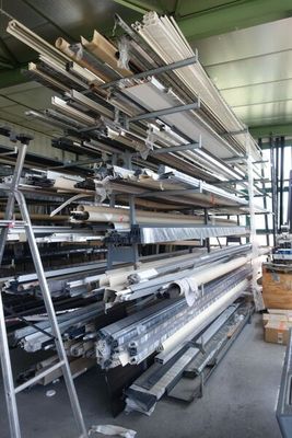 une grande quantité de barres d'acier empilées dans un entrepôt