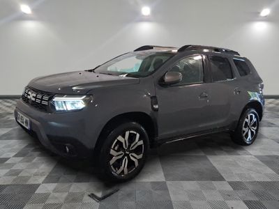 la voiture grise est garée dans le garage sur un sol en damier