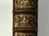 une pile de livres posée sur une table blanche