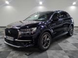 l'avant d'un SUV Infiniti noir de 2021 garé sur un sol à damier