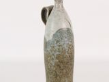 un vase posé sur une surface blanche