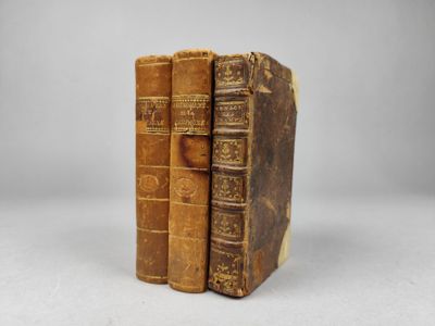 deux vieux livres posés l'un sur l'autre sur une table