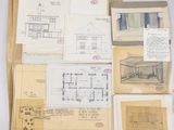 plusieurs dessins et croquis d'une maison posés sur une table